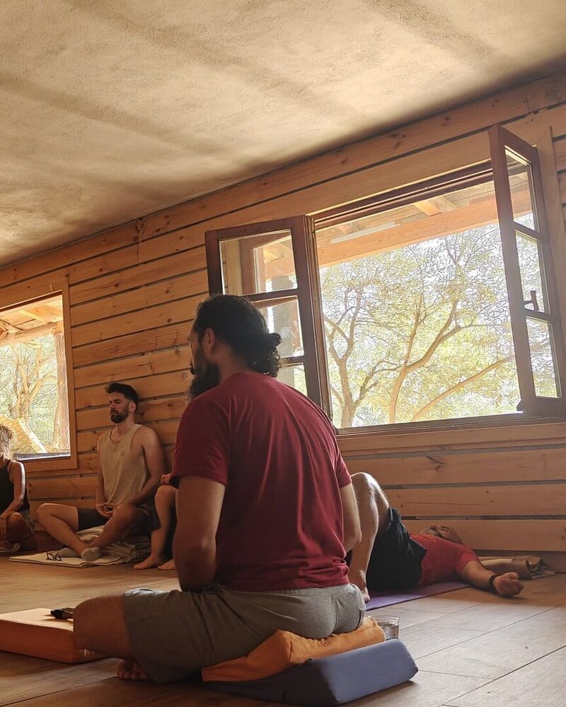 Gabriel Lugo guiando una meditación
